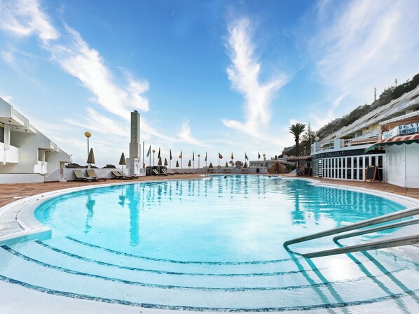 Una piscina al aire libre (de 09:00 a 17:00), sombrillas, tumbonas