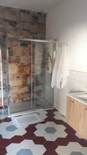 Douche, sĂšche-cheveux, bidet, serviettes fournies