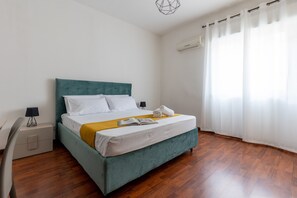 2 chambres, bureau, fer et planche à repasser, lit parapluie