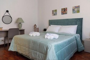 2 عدّة غرف نوم ومكتب ومكواة/لوح كي وسرير سفر