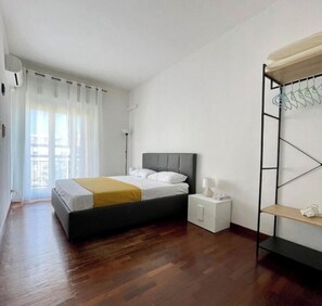 2 Schlafzimmer, Schreibtisch, Bügeleisen/Bügelbrett, Reisekinderbett