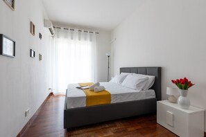 2 quartos, escrivaninha, ferros/tábuas de passar roupa, berço de viagem