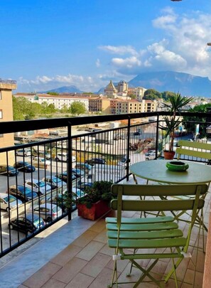 تناول الطعام بالخارج