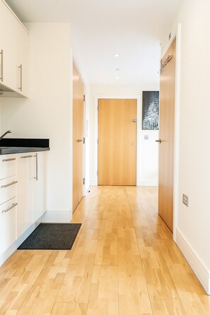 35-inch TV with digital channels - Still Life Canary Wharf Executive  (London)