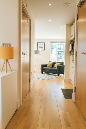 Apartamento ejecutivo | Zona de estar | Televisión de 35 pulgadas con canales digitales