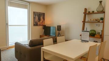 Executive-Apartment | Wohnbereich | 35-Zoll-Fernseher mit Digitalempfang