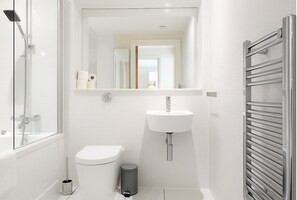 Apartamento ejecutivo | Baño | Ducha, secador de pelo y toallas