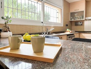 Frigorifero, microonde, forno, piano cottura