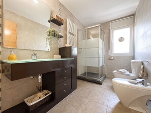 Douche, sèche-cheveux, bidet, serviettes fournies