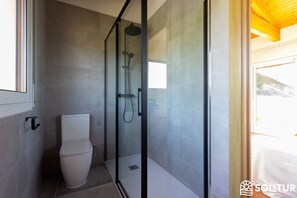 Dusche, Haartrockner, Bidet, Handtücher