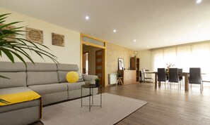 Fernseher, Kamin, Bücher