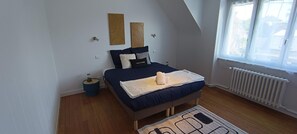 3 chambres, fer et planche à repasser, Wi-Fi, draps fournis