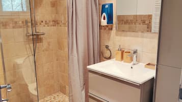 Douche, sĂšche-cheveux, serviettes fournies, savon