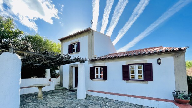 A two-story building with a stone-paved courtyard, white walls, and red-tiled roofs. - Amazing view to the Castle! Beautiful renewed country house. 5m walk to village. (Castelo de Vide)