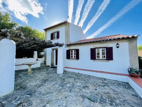 Amazing view to the Castle! Beautiful renewed country house. 5m walk to village.