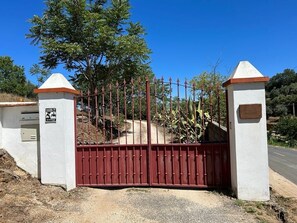 Exterior detail - Amazing view to the Castle! Beautiful renewed country house. 5m walk to village. (Castelo de Vide)