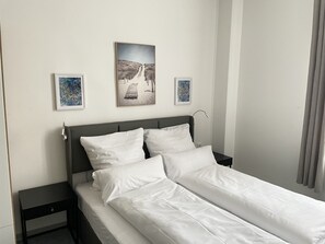 Bureau, espace de travail pour ordinateur portable, rideaux occultants