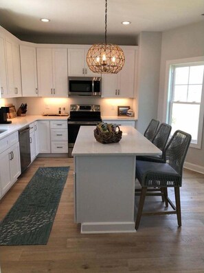 Geladeira, micro-ondas, fogão, lava-louças