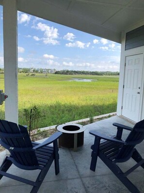 Terrace/patio - Discover the Sun-Kissed Mermaid: a cozy 2-bedroom retreat just steps from Holden Beach! (Holden Beach)