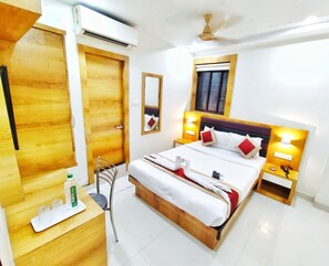 Deluxe Double Room | Bathroom - Gateway suites (Mumbai)