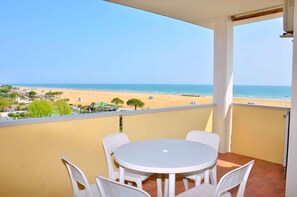 Outdoor dining - Holiday apartment with outdoor pool, air conditioning and terrace with sea view (Bibione)