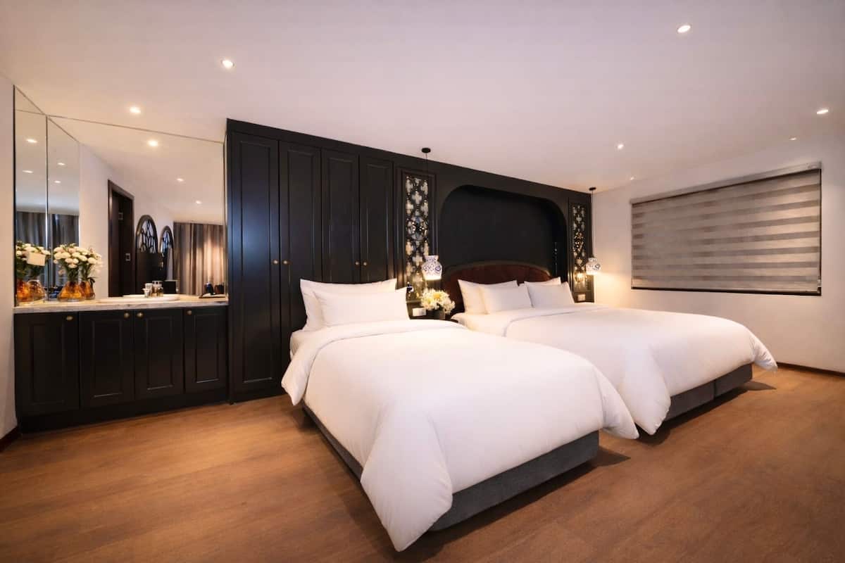 Kamar Triple Deluks | Minibar, brankas, meja kerja, dan ruang kerja ramah laptop