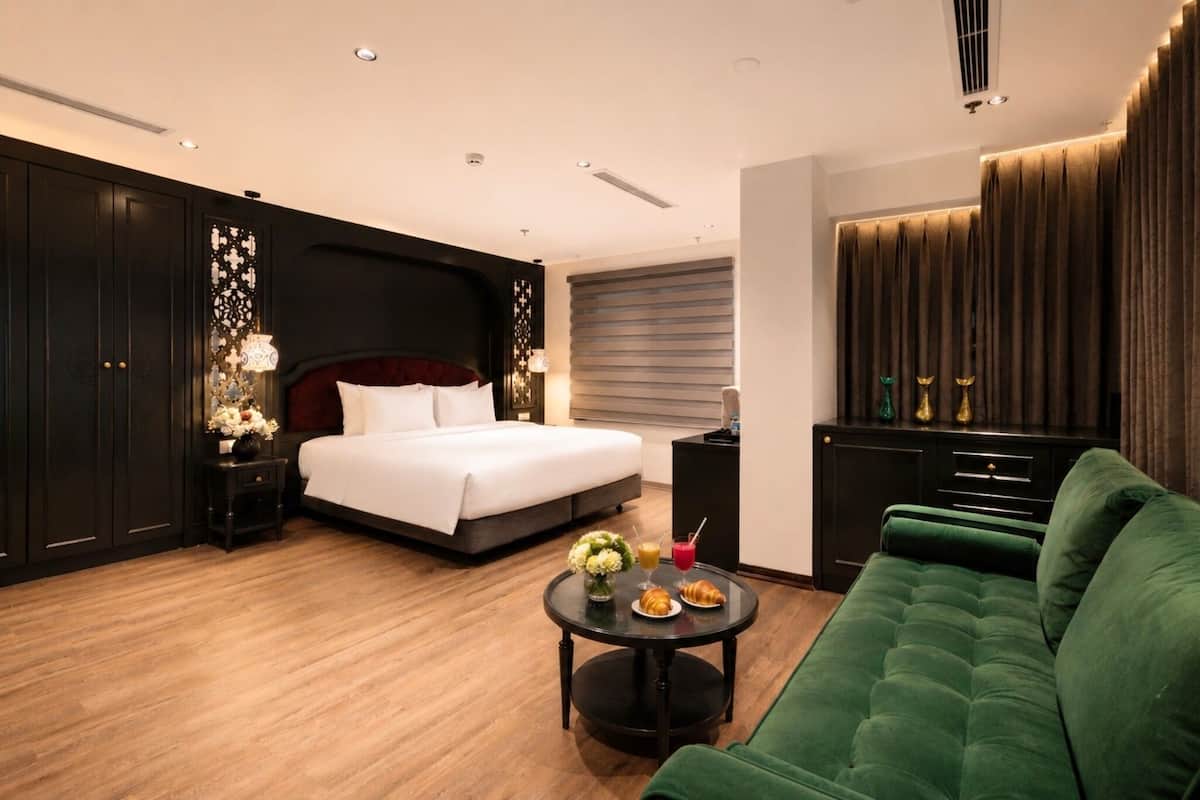 Senior Deluxe Room | Minibar, brankas, meja kerja, dan ruang kerja ramah laptop