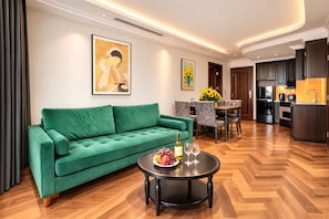 Suite ejecutiva, balcón, vista a la ciudad | Área de sala de estar | Smart TV, Netflix y servicios de streaming 