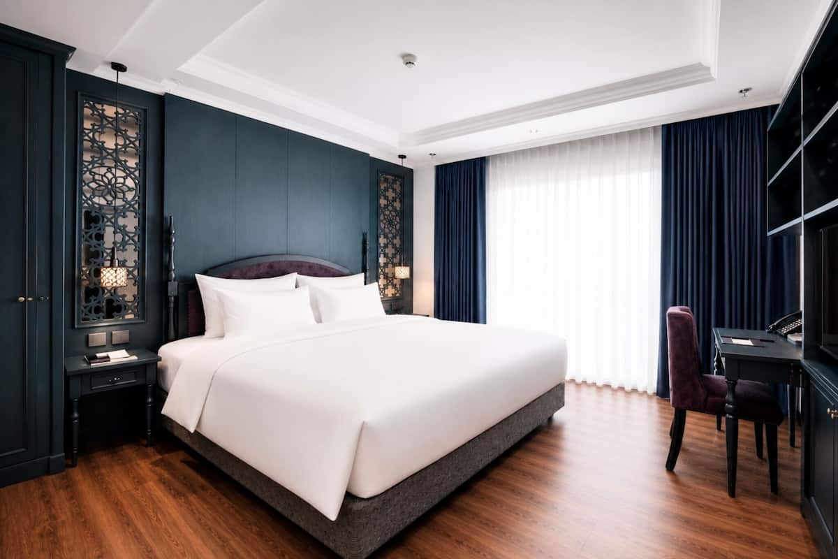 Suite Premier, balkon, pemandangan kota | Minibar, brankas, meja kerja, dan ruang kerja ramah laptop