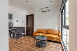 In-room safe, individually decorated, individually furnished, desk -  Eli Rina Hotel (Hanoi)