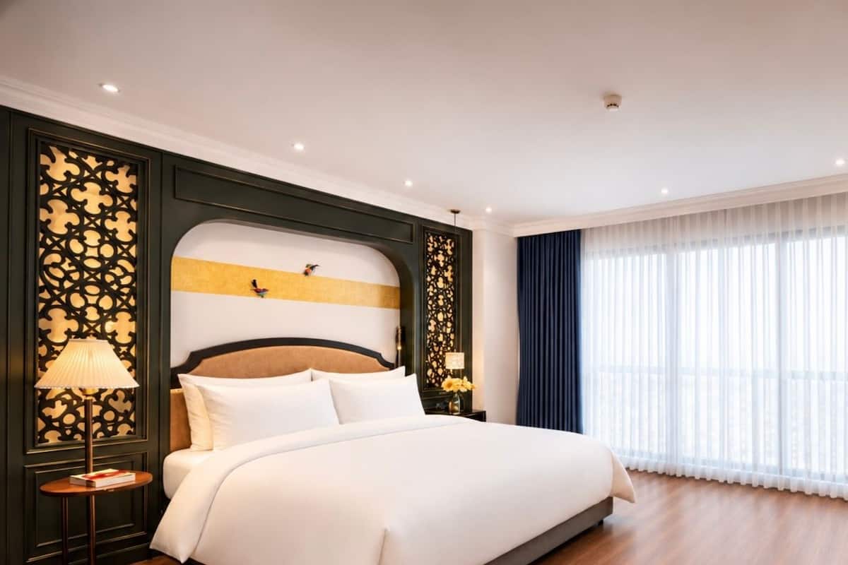 Grand Family Suite, Balcony, City View | Minibar, brankas, meja kerja, dan ruang kerja ramah laptop