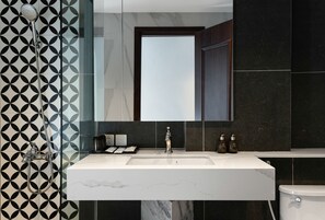 Dobbelt- eller tomannsrom – deluxe, byutsikt | Bad | Designertoalettartikler, hårføner, badekåper og tøfler