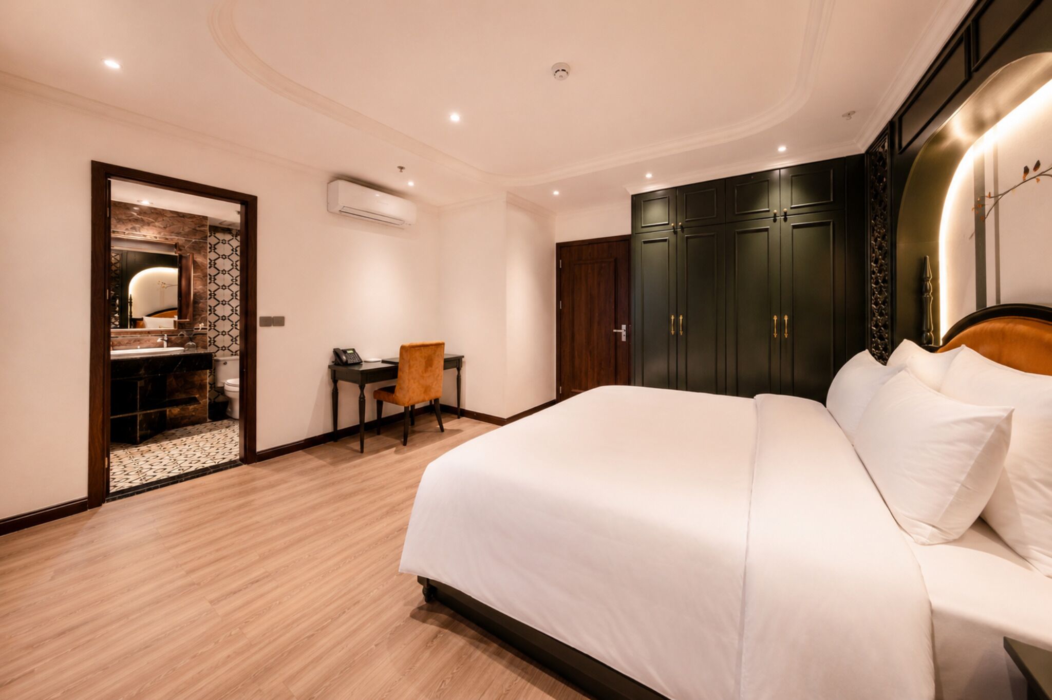 Habitació quàdruple Deluxe | Caixa forta a l'habitació, decoració individual i mobiliari individual 