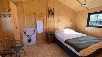 1 bedroom, bed sheets