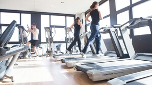 A gym with treadmills, ellipticals, and other fitness equipment. - De Schildkamp (Asperen)