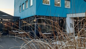 A blue building with the text "DE SCHILD KAMP" on its facade. - De Schildkamp (Asperen)