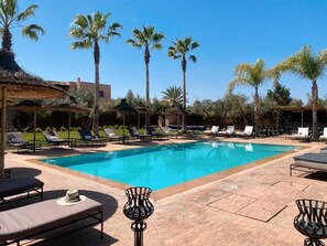 Outdoor pool, pool umbrellas, pool loungers - Villa Singulière By Louhou Collection (Marrakech)