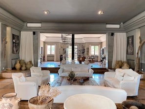 Lobby sitting area - Villa Singulière By Louhou Collection (Marrakech)