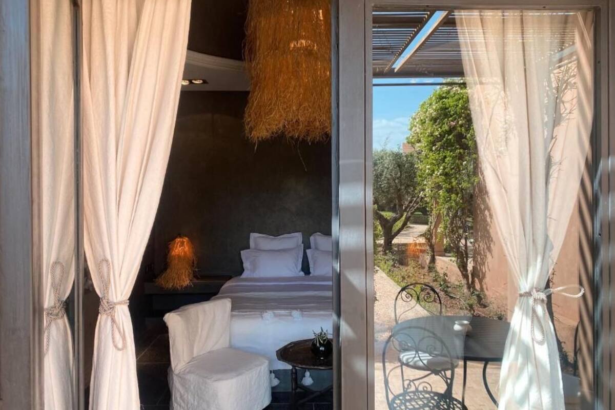 Bungalow | Premium bedding, in-room safe, laptop workspace, soundproofing