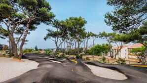 A black rubber track with yellow lines, surrounded by trees and buildings. - Cascais Modern & Quiet Retreat (Cascais)
