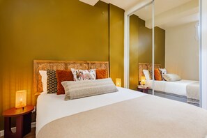 Individually decorated, iron/ironing board, free cribs/infant beds - Cascais Modern & Quiet Retreat (Cascais)