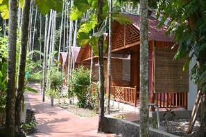 30-吋平面電視，提供有線頻道