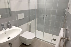 Douche, sèche-cheveux, bidet, savon