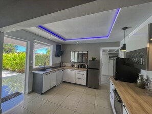 Refrigerador, microondas, horno y lavavajillas 