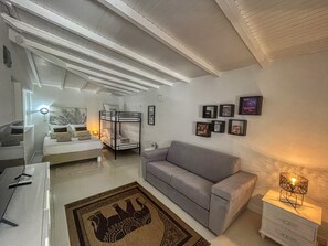 5 bedrooms, iron/ironing board, free WiFi, bed sheets