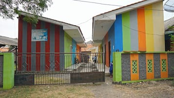 Vista frontal de la propiedad