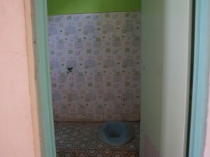 Economy Double Room | Bathroom | Shower, towels