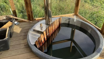 Outdoor spa tub