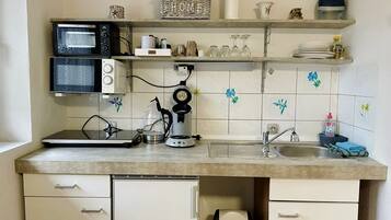 Kühlschrank, Mikrowelle, Herdplatte, Wasserkocher mit Kaffee-/Teezubehör