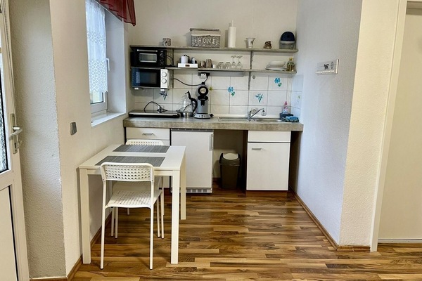 Geladeira, micro-ondas, cooktop, cafeteira/chaleira